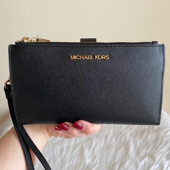 Michael Kors Handbags - NWT Michael Kors Jet Set Travel Wristlet Black